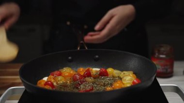 Kiraz Domatesleri usulca Tavada Soteleniyor.