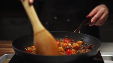 Kızarmış vişneli domates ve zeytin kızartma tavasında..