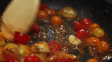 Kiraz Domatesleri usulca Tavada Soteleniyor.