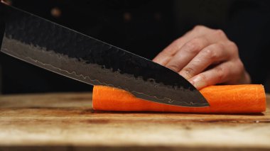 Kadın Aşçı Julienne Strips 'e havuç doğruyor..