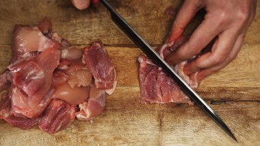 Kadın Aşçı Bıçakla Tavuk Bacağı Kesiyor.