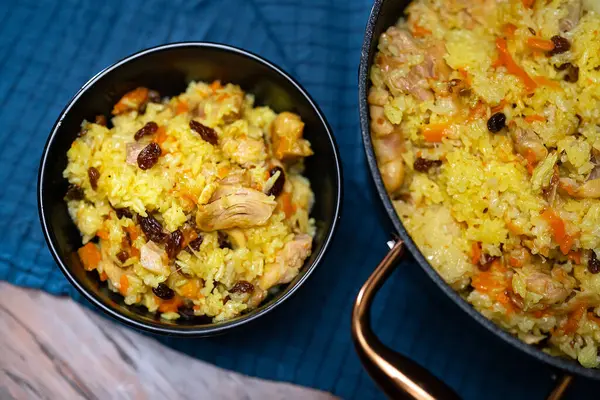 Taze pişmiş tavuk çorbası kasede servis edilir..