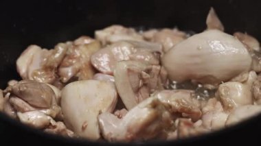 Pilaf için yağda kızarmış tavuk butları..
