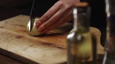 Kadın Aşçı Tahta Kesme Kurulunda Soğan Kesiyor.