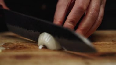 Kadın Aşçı Tahta Kesme Kurulunda Soğan Kesiyor.