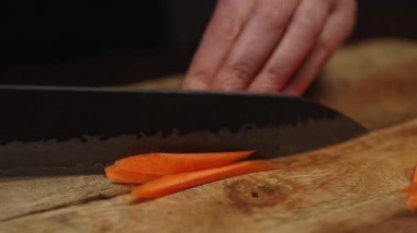 Kadın Aşçı Julienne Strips 'e havuç doğruyor..