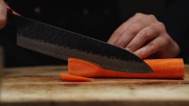Kadın Aşçı Julienne Strips 'e havuç doğruyor..