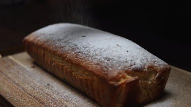 Büyük Loaf Pastası Pudra Şekeriyle Tozlandı.