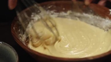 Kadın Aşçı Köy Mutfağında Hamur Kükretiyor.