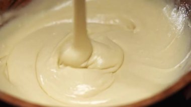 Kadın Aşçı Köy Mutfağında Hamur Kükretiyor.