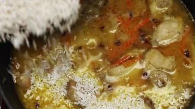 Pilaf Hazırlama İçin Kızarmış Tavuk ve Havuç.