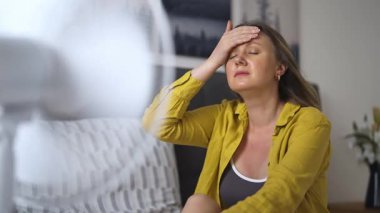 Aşırı yaz sıcağından muzdarip bir kadın..