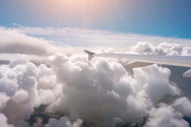 Kanat bir uçağı, penceresinden görüntülemek.