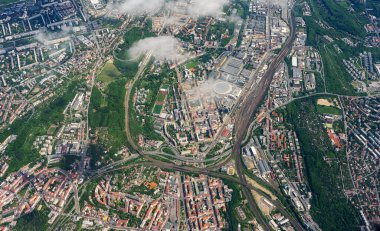 Prag 9 'un hava manzarası açık bir gökyüzü altında