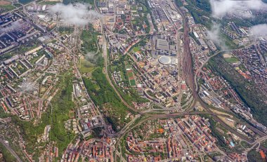 Prag 9 'un hava manzarası açık bir gökyüzü altında