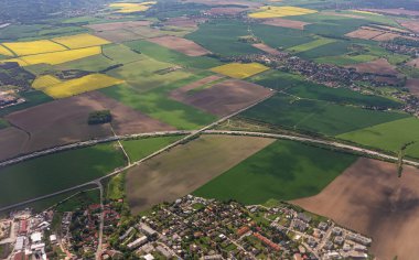 Sayısız arabalı büyük bir trafik sıkışıklığının kuş bakışı görüntüsü