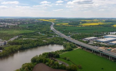 Arazi boyunca uzanan otoyolun kuş bakışı görüntüsü.