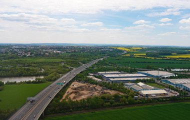 Arazi boyunca uzanan otoyolun kuş bakışı görüntüsü.
