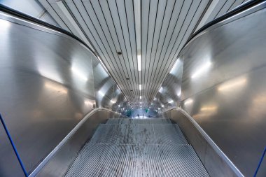 Metro elektrik yürüyen merdiven. Hareketli merdiven.