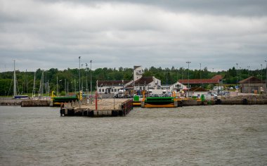 Denizden Kuivastu kıyı limanının görüntüsü.