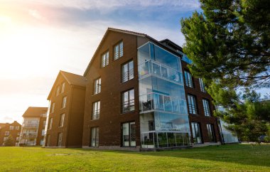 Geniş cam pencereli ve balkonlu modern apartman..