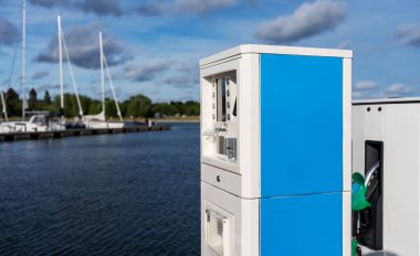 Benzin ve dizel pompalı bir tekne benzinliği..