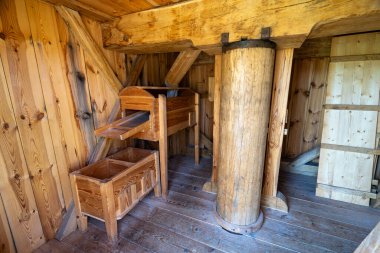 Tahıl mekanizmalı geleneksel ahşap yel değirmeninin içi.