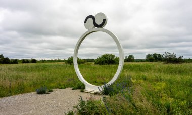 Virtsu, Estonya 25.06.2025: Feribot Kuivastu 'ya doğru sisli hava koşullarında hareket ediyor.