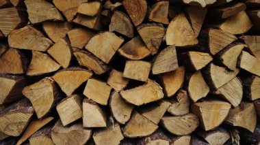 Ahşap bir kulübede düzgün kesilmiş odun yığını..