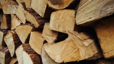 Ahşap bir kulübede düzgün kesilmiş odun yığını..