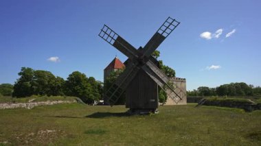 Estonya kırsalında eski ahşap yel değirmeni.