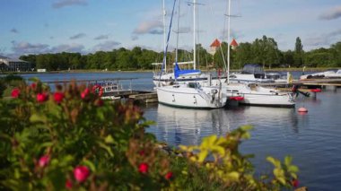 Kuressaare, Estonya 25.06.2025: Tekneli küçük liman. Editör kullanımı.