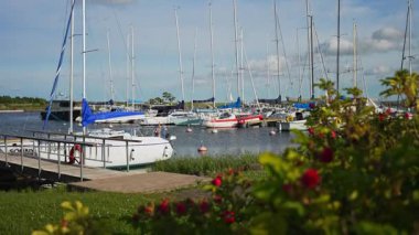 Kuressaare, Estonya 25.06.2025: Tekneli küçük liman. Editör kullanımı.