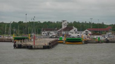 Saaremaa, Estonya 25.06.2025: Kuivastu feribot terminali. Editör kullanımı.
