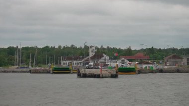 Saaremaa, Estonya 25.06.2025: Kuivastu feribot terminali. Editör kullanımı.