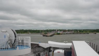 Saaremaa, Estonya 25.06.2025: Kuivastu feribot terminali. Editör kullanımı.