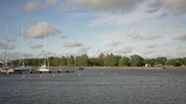 Kuressaare, Estonya 25.06.2025: Tekneli küçük liman. Editör kullanımı.