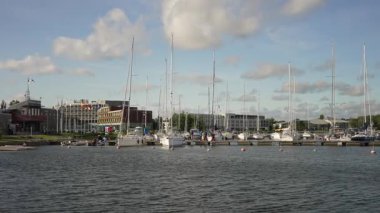 Kuressaare, Estonya 25.06.2025: Tekneli küçük liman. Editör kullanımı.