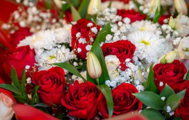 Zarif Aksanlı Canlı Kırmızı ve Beyaz Gül Buketi.