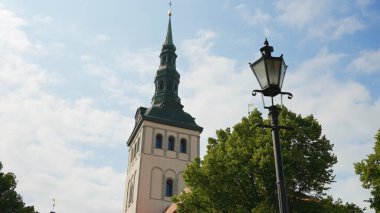 Eski Tallinn 'deki Aziz Niklas Kilisesi manzarası.