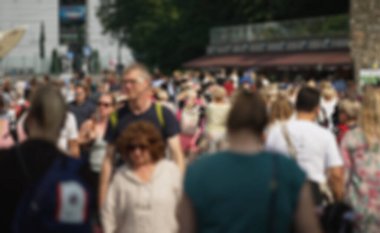 Bulanık sokaklar, eski kasabadaki insanlarla dolu..