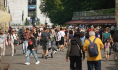 Bulanık sokaklar, eski kasabadaki insanlarla dolu..