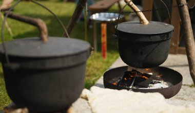 Ortaçağ tenceresi ateşte sallanıyor..