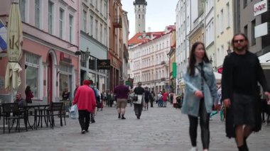 Tallinn, Estonya 12.07.2025: Tarihi Eski Şehir 'de yaz hayatı. Düzenleyici kullanımı.