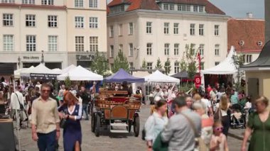 Tallinn, Estonya 12.07.2025: Tarihi Eski Şehir 'de yaz hayatı. Düzenleyici kullanımı.