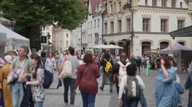 Tallinn, Estonya 12.07.2025: Tarihi Eski Şehir 'de yaz hayatı. Düzenleyici kullanımı.