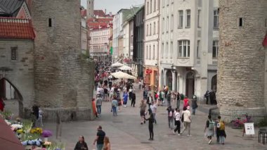 Tallinn, Estonya 12.07.2025: Virü Kapısı yakınlarındaki turistler. Düzenleyici kullanımı.
