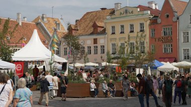 Tallinn, Estonya - 12.07.2025: Eski Kasaba Günleri sırasında ortaçağ pazarı. Düzenleyici kullanımı.