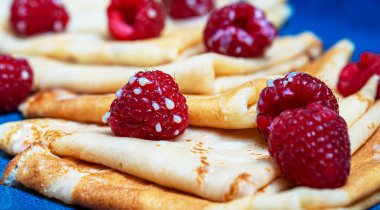 Ahududulu krep ve konsantre süt..