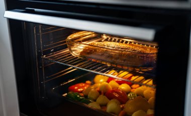 Fırında sebzeli haşlanmış somon..